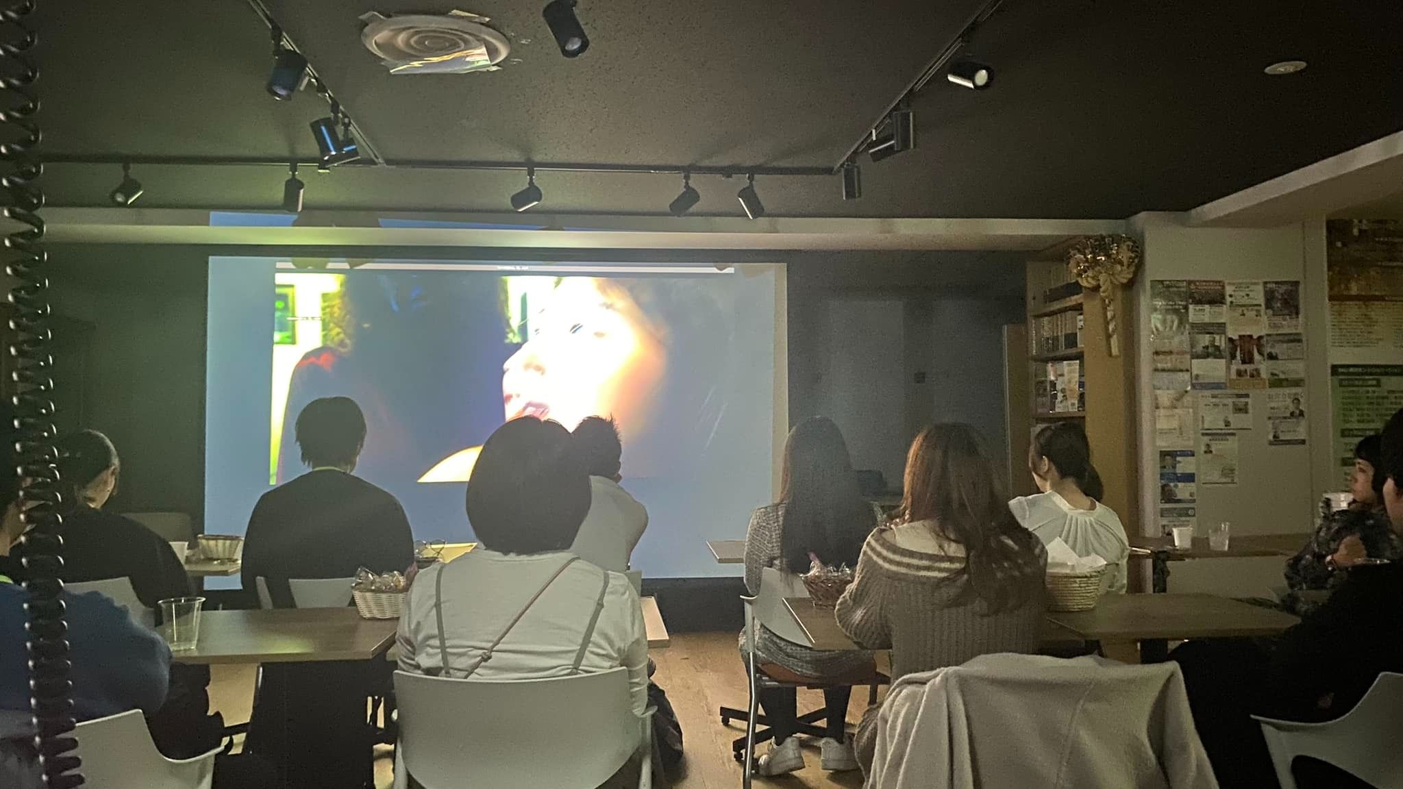 映画劇団スクリーム俳優養成所の上映会 - 出演した映画を全員で鑑賞し演技を振り返る