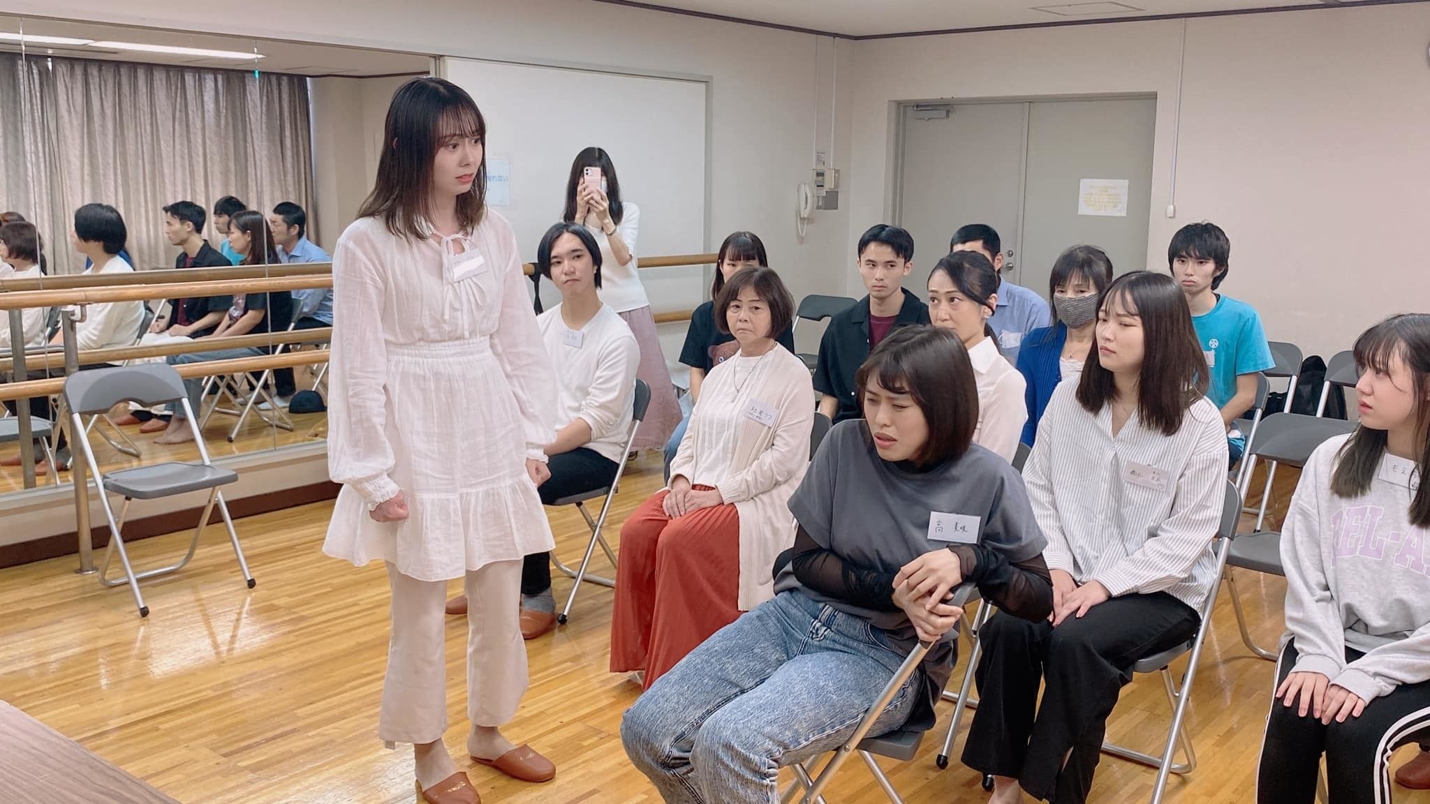 俳優養成所の本格的な演技レッスン風景 - 感情表現・発声・間の取り方を指導